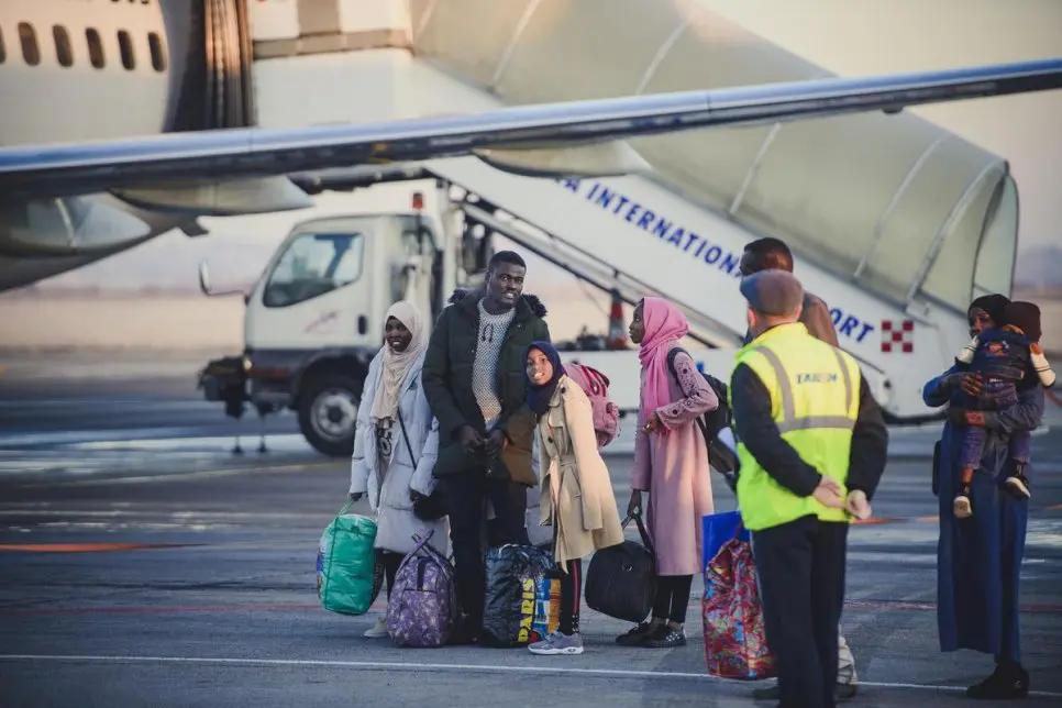 Un groupe de réfugiés soudanais arrive dans un centre de transit d’urgence à Timisoara, en Roumanie, en décembre 2018. Tout juste évacués depuis la Libye, ils attendaient une réinstallation d’urgence