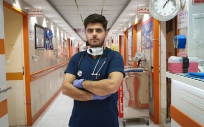 Un infirmier réfugié en première ligne contre le coronavirus en Iran
