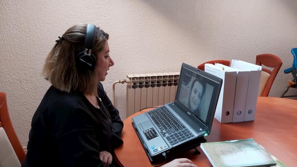 La réfugiée iranienne Afsaneh donne un cours de langue farsi depuis sa maison à Belgrade à la psychologue serbe Ivana. Le cours se fait par une conversation en vidéo via Internet en raison du confinement dû à la crise de Covid-19. 