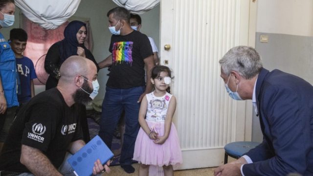Filippo Grandi s’entretient avec Sama Al-Hamad, 6 ans, une réfugiée syrienne gravement blessée à l’oeil du fait de l’explosion