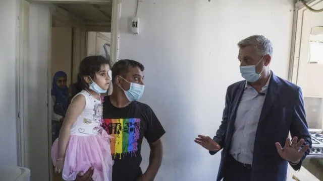 Filippo Grandi, Haut Commissaire des Nations Unies pour les réfugiés (à droite), s'est rendu dans la maison du réfugié syrien Makhoul Al Hamad après l'explosion au port de Beyrouth