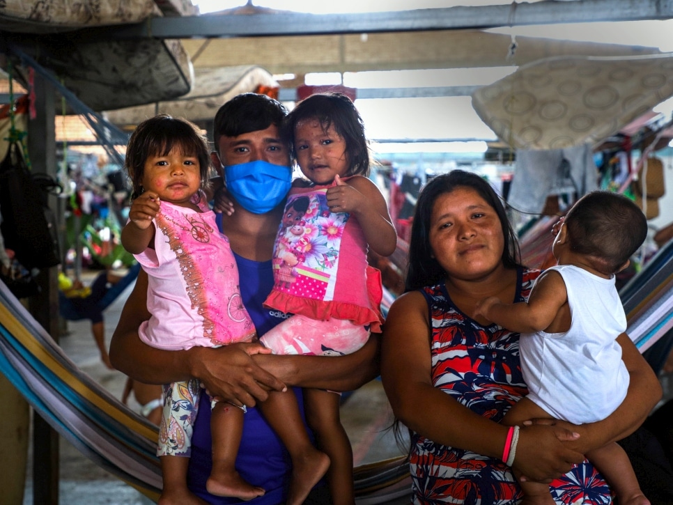 La famille Mata, des indigènes Warao du Venezuela, est photographiée au refuge Pintolandia à Boa Vista, au Brésil. Dialisa, mère de trois enfants, a récemment récupéré du Covid-19