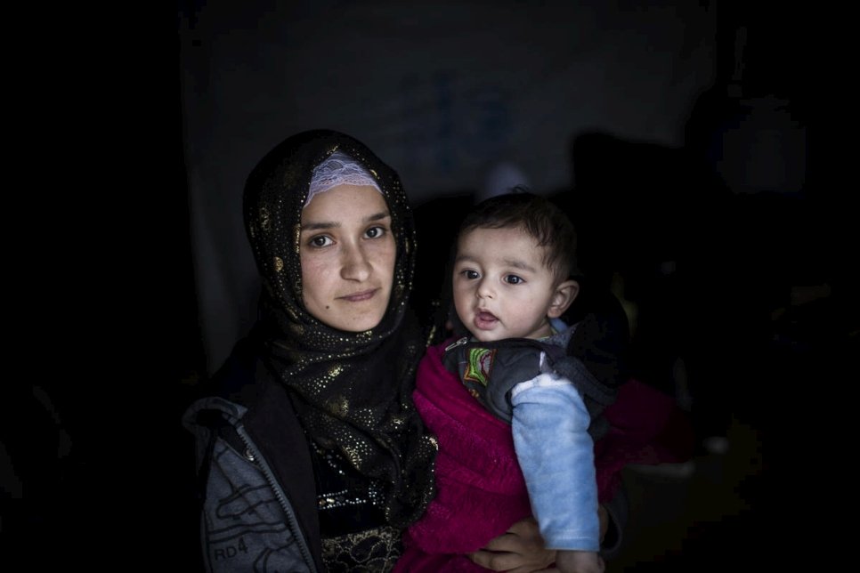 Hakima, 21 ans, tient dans les bras son bébé de quatre mois, Jad, dans l’installation de réfugiés de Bar Elias au Liban. Elle a fui la Syrie il y a cinq ans et vit aujourd’hui avec son mari dans la maison de son beau-frère, après qu’une inondation ait frappé celle où ils vivaient auparavant