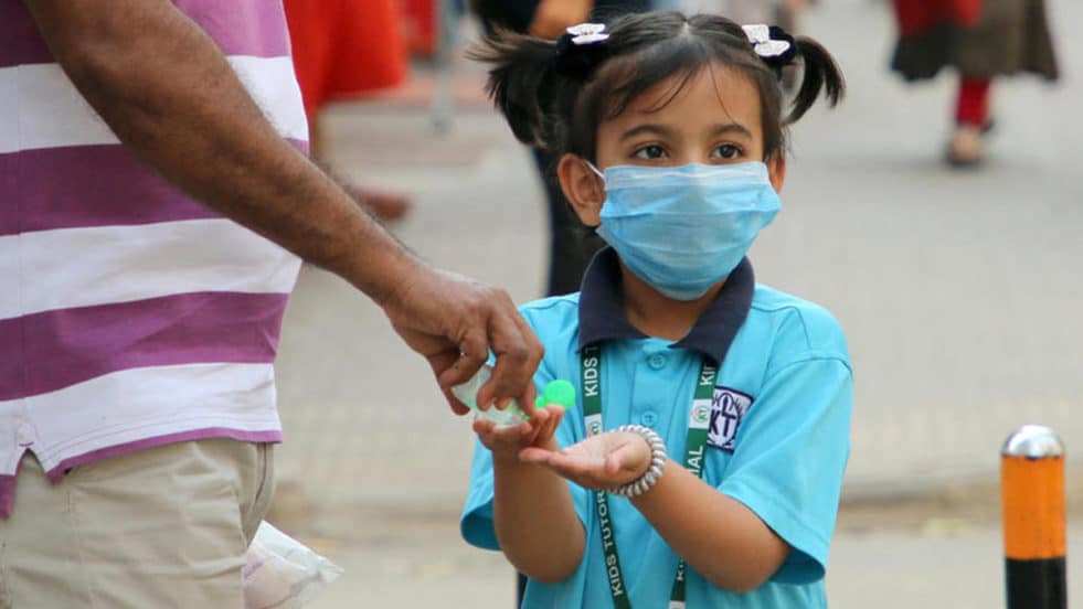 Une jeune fille porte un masque de protection à titre préventif contre la propagation du COVID-19 à Dacca. © Ritzau Scanpix
