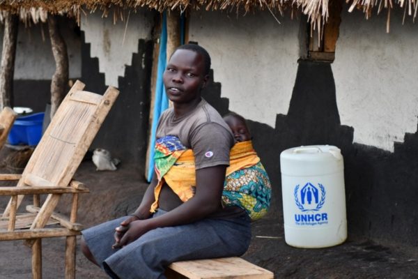 Une réfugiée sud-soudanaise et son enfant photographiés dans l’installation de Bele, province du Haut-Uele, en République démocratique du Congo