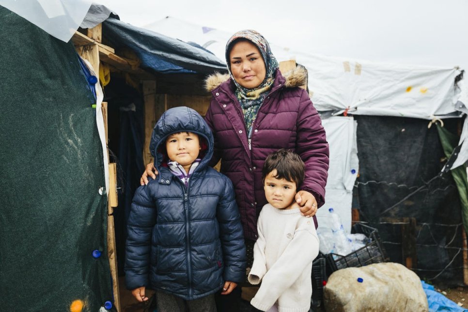 Une demandeuse d’asile afghane et ses deux enfants devant leur abri de fortune adjacent au centre d’accueil et d’identification de Moria, sur l’île grecque de Lesbos, en novembre 2019