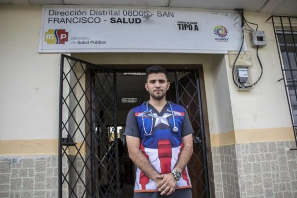 Le médecin vénézuélien Samuel Suárez participe à l’action de santé publique contre le coronavirus à San Francisco, un village isolé en Équateur