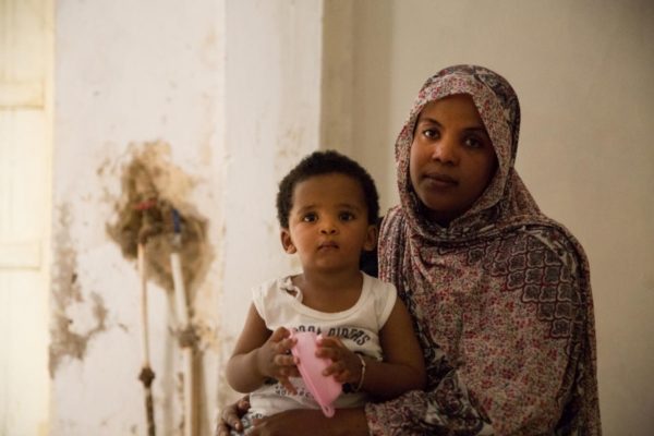 Une mère réfugiée érythréenne et son fils sont hébergés au domicile d’un réfugié soudanais à Tripoli, en Libye, en juillet 2019