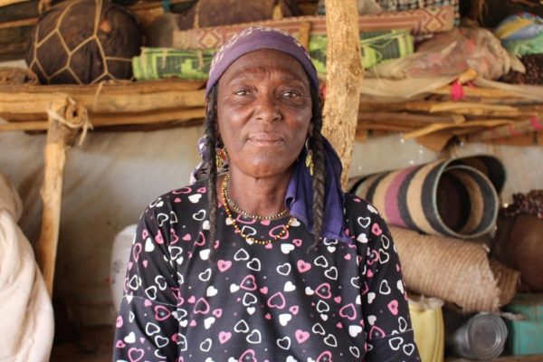 Melka, une réfugiée malienne, travaillait en tant que sage-femme assistante dans un centre de santé construit par le HCR à Intikane, dans la région de Tahoua au Niger, après avoir fui son pays
