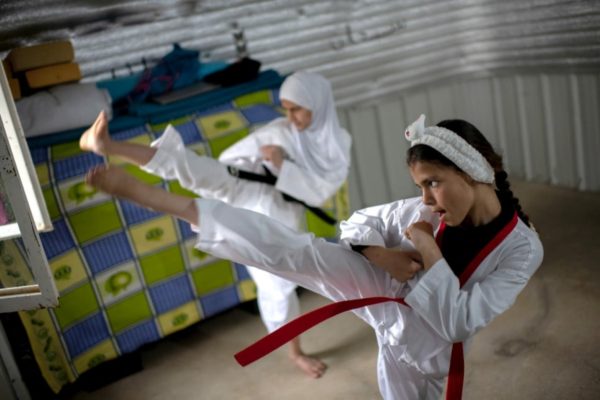 Les soeurs syriennes Zeinab et Rayan pratiquent le taekwondo à leur domicile, pendant le confinement, dans le camp de réfugiés d’Azraq, en Jordanie