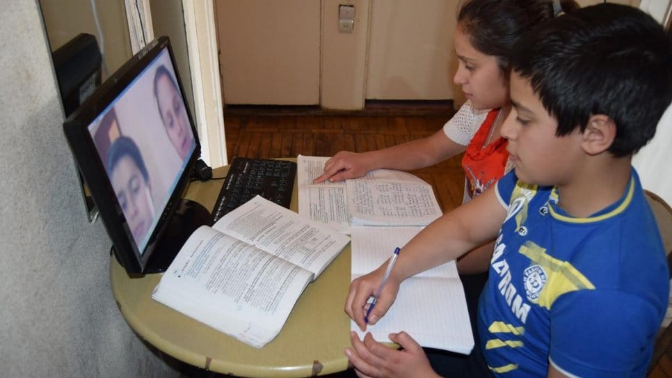 Sahag et Salpie, des jumeaux syriens de 12 ans, ont fui la Syrie avec leurs parents pour rejoindre l'Arménie où ils sont réfugiés. Ils suivent des cours via Zoom sur un ordinateur prêté par un enseignant, car leur école d'Erevan a été fermée en raison de la pandémie de Covid-19