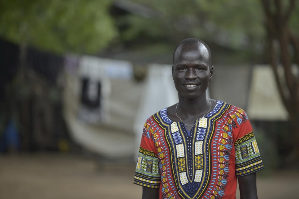 Yiech Pur Biel se tient devant sa maison au camp de réfugiés de Kakuma, au nord du Kenya
