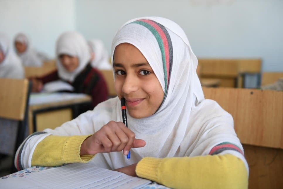 Des élèves suivent un cours au lycée pour filles Shahid Mohamad Akram Khakrizwal à Kandahar, en Afghanistan, en février 2020