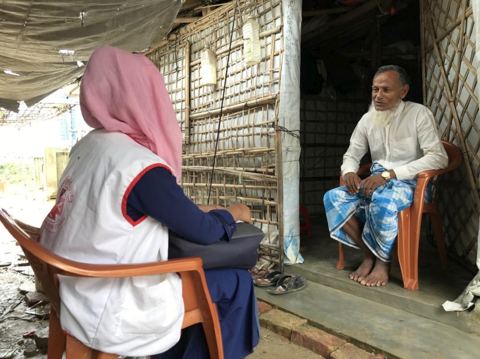 Une réfugiée Rohingya formée en santé visite un foyer de sa communauté pour sensibiliser au Covid-19
