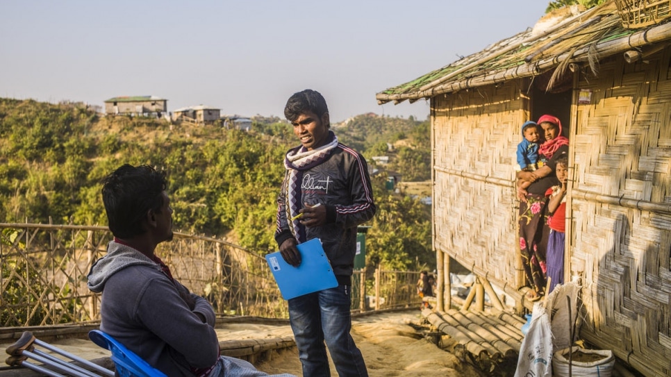 Les volontaires sont essentiels pour transmettre les informations aux réfugiés vivant dans les camps du Bangladesh. Un volontaire rend visite à une famille dans le camp de réfugiés de Charkmakul, le 26 janvier 2020
