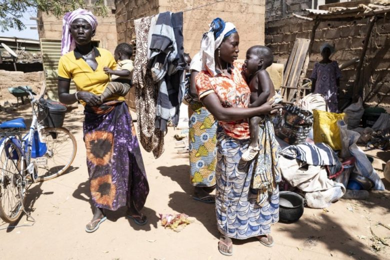 Des femmes épuisées et forcées de fuir leur foyer du fait de l’escalade des violences au Burkina Faso arrivent dans la ville de Kaya, après un périple de 150 kilomètres. Le pays compte désormais plus d’un million de personnes déplacées internes