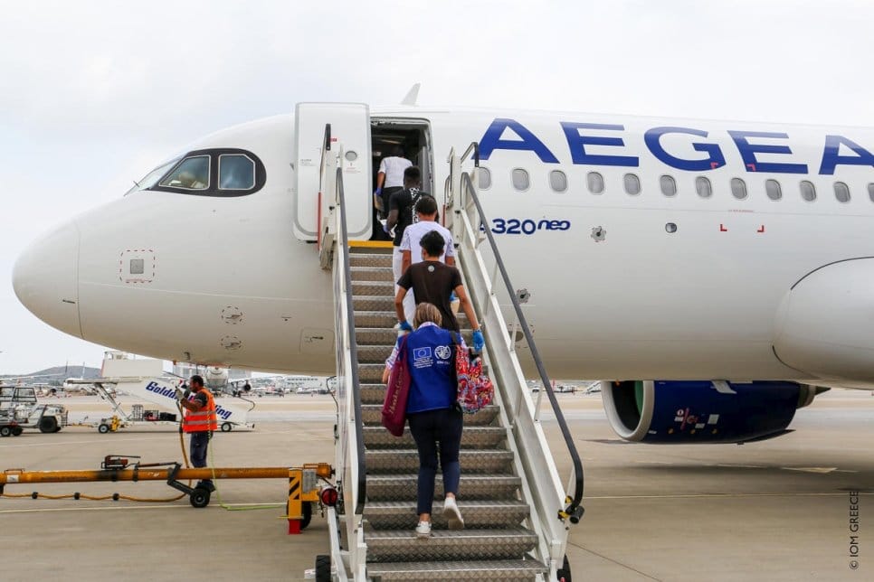 Un groupe d’enfants non accompagnés à l’aéroport Eleftherios Venizelos d’Athènes embarque sur un vol à destination du Portugal dans le cadre d’un programme européen de relocalisation