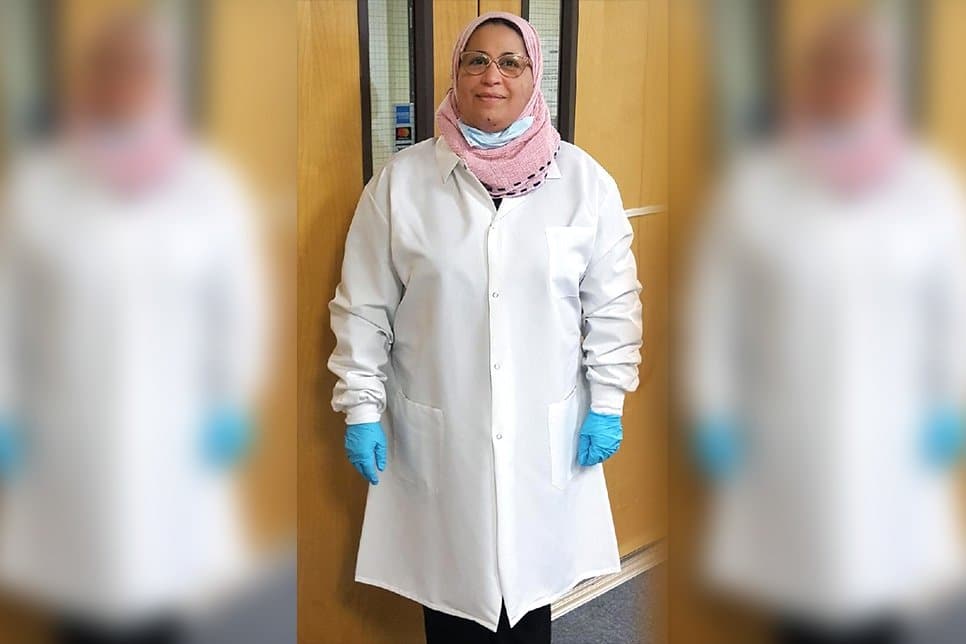 Lubab al-Quraishi, médecin réfugié irakien, photographiée dans le New Jersey où elle a obtenu une licence temporaire pour pratiquer la médecine