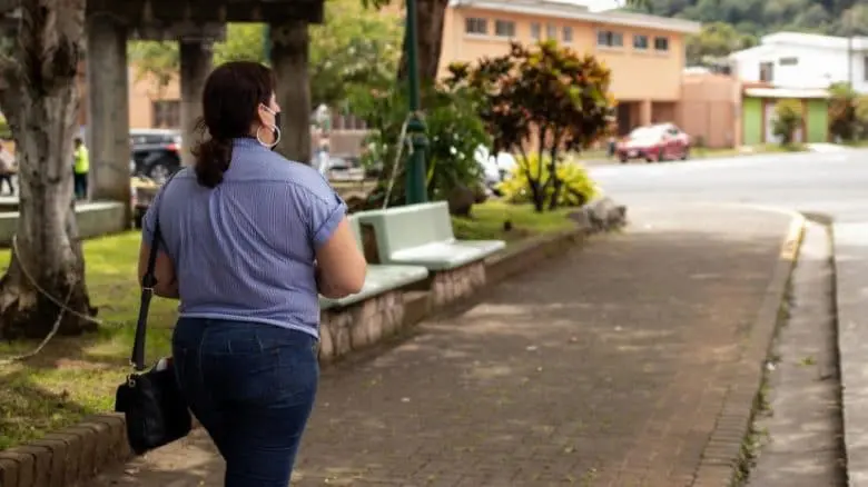 Catalina, une réfugiée nicaraguayenne, va livrer des colis de vivres aux personnes dans le besoin dans son pays d'accueil, le Costa Rica