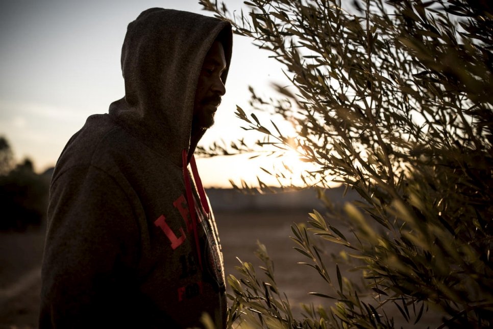 Le demandeur d’asile soudanais Mahamoud, 33 ans, photographié près du refuge de Zeitoun à Zarsis, en Tunisie, en décembre 2019. Il a utilisé des passeurs pour entrer en Libye, où il a été capturé par des milices et vendu à plusieurs reprises