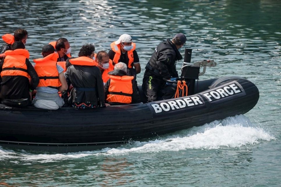 Des réfugiés et des migrants arrivent au port à bord d’un zodiac des gardes-frontières après avoir été interceptés lors de la traversée de la Manche depuis la France à bord de petites embarcations le 11 août 2020 à Douvres, en Angleterre