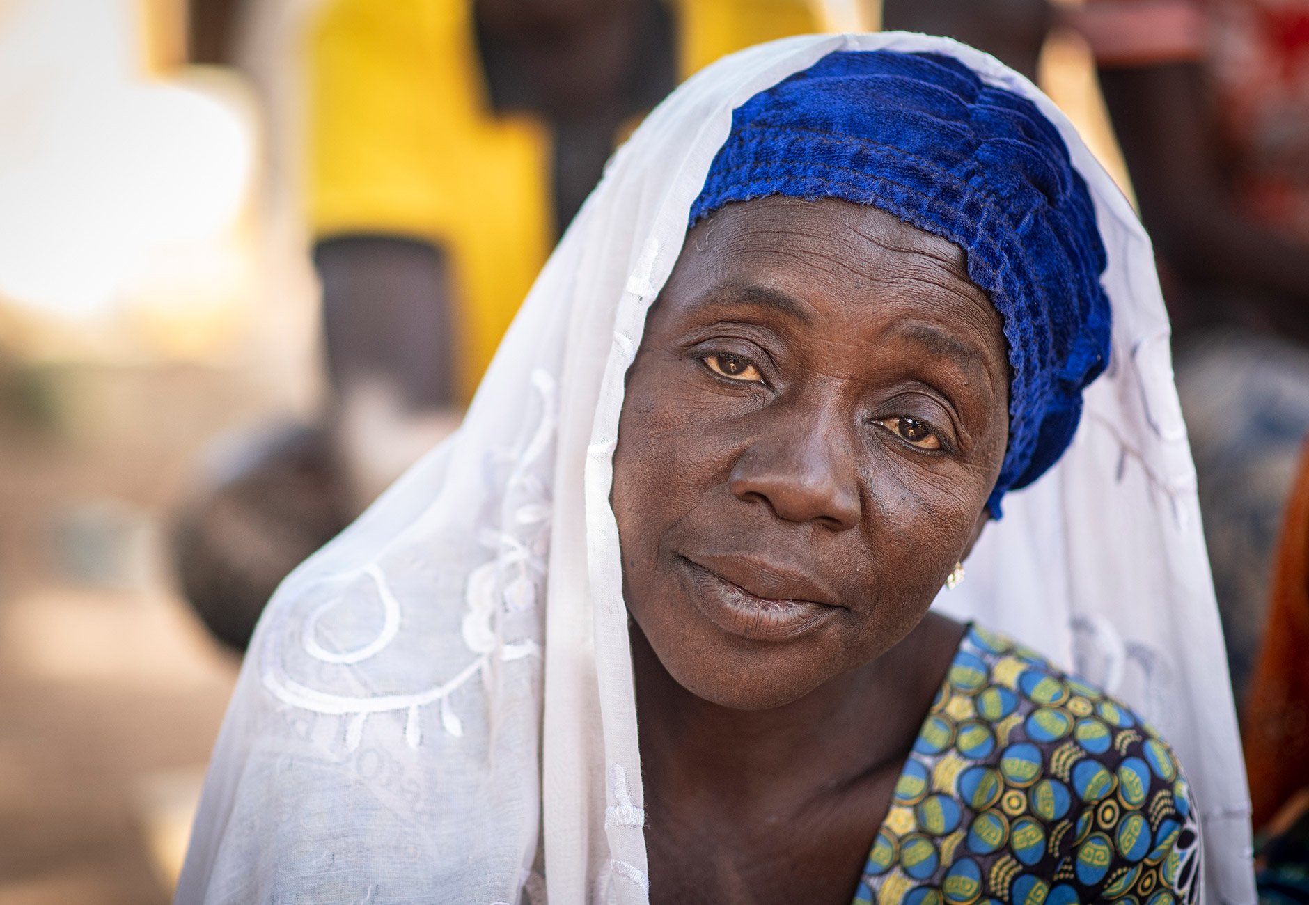 Zeinabou, 42 ans, photographiée dans la cour d’une maison appartenant à ses proches au Burkina Faso. Trois jours plus tôt, son mari a été tué sous ses yeux.