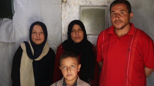 Khalil (à droite) avec sa famille, dont sa fille Nahed (à gauche), âgée de 12 ans, qui a abandonné l’école pour gagner de l’argent grâce à la cueillette des légumes
