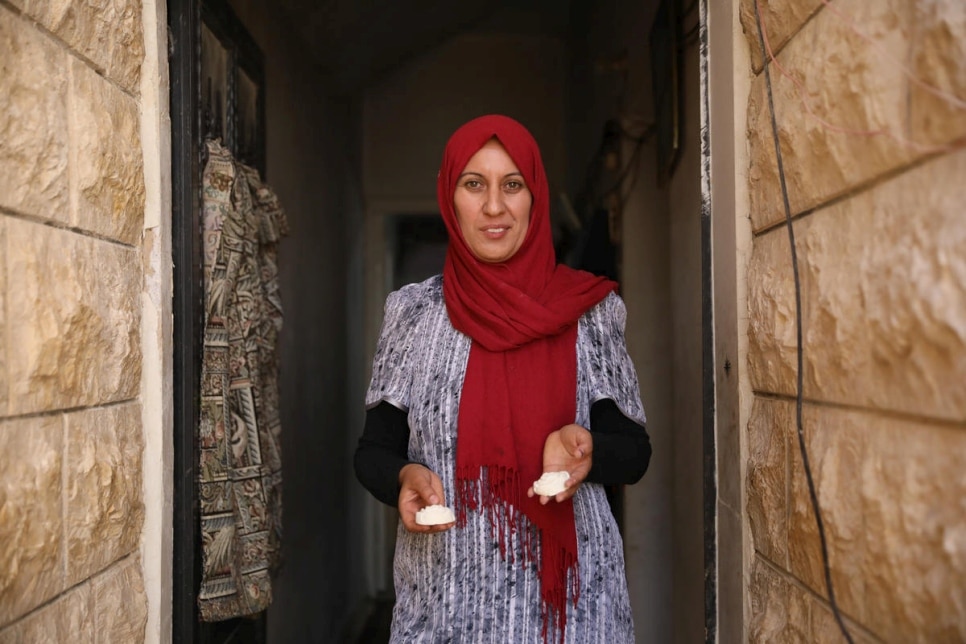 Midia regardait ses parents fabriquer du savon à l’huile d’olive chez eux à Alep. Elle suit désormais une formation via Internet pour apprendre à le faire elle-même. Ses enfants utilisent le savon qu’elle produit, mais il est également distribué gratuitement à d’autres réfugiés par le centre qui a organisé la formation