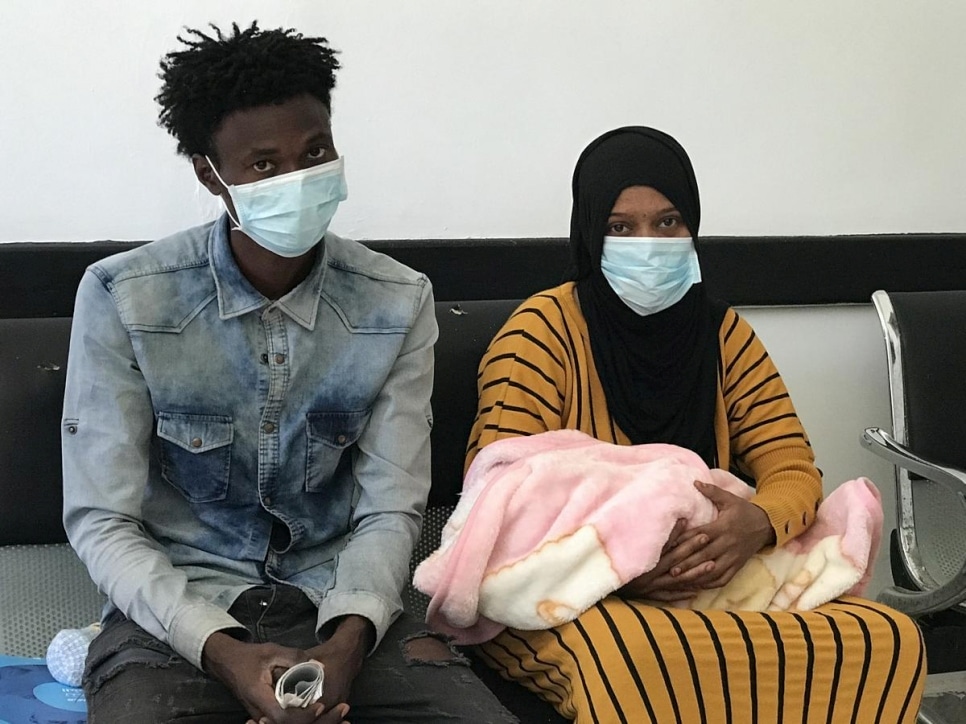 Le réfugié soudanais Alhadi et sa femme somalienne, Umalkeyr, attendent qu’un médecin vienne voir leur nouveau-né