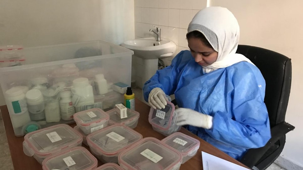 Une employée médicale organise l'équipement du centre de soins de santé primaires de Gergaresh à Tripoli, en Libye