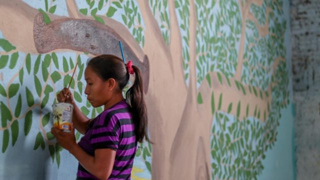 Refugees from the Janokoida shelter, in Pacaraima, Roraima, volunteer to participate on the art contest for the World Refugee Day 2020