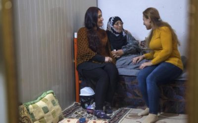 Des réfugiés proposent une aide psychologique aux résidents confinés des camps en Irak