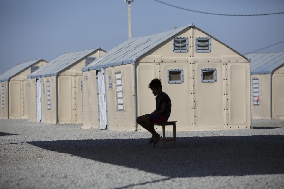 Le sentiment d’isolement contribue à mettre en péril la santé mentale et les réfugiés y sont particulièrement exposés. Un réfugié vénézuélien assis seul sur un banc dans un camp au Brésil, 28 mars 2019