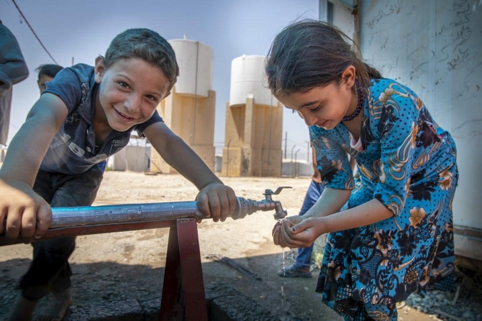 Des enfants se lavent les mains au camp de Bardarash, en Irak. Mars 2020