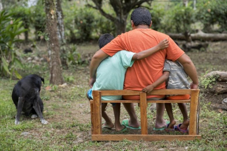 Un demandeur d’asile nicaraguayen serre ses enfants contre lui, au Costa Rica. Mars 2019