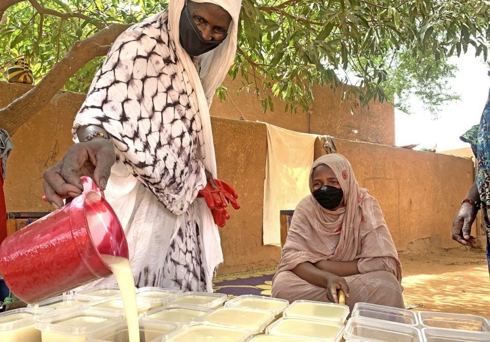 Au Niger, des réfugiés produisent des articles d’hygiène pour endiguer la pandémie de Covid-19