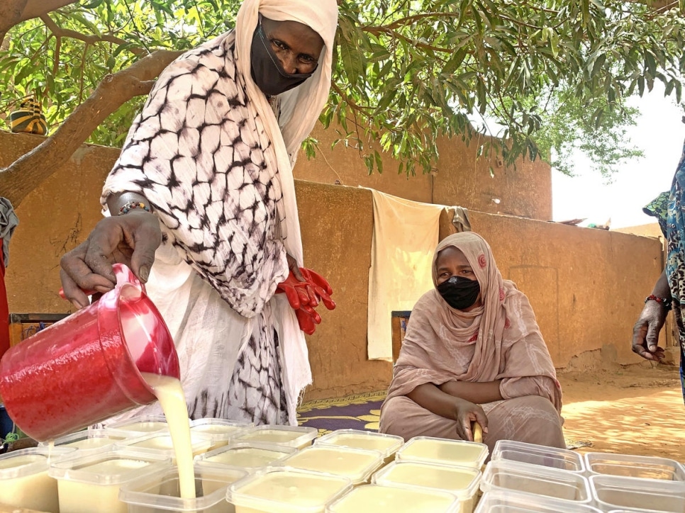 Une femme réfugiée verse du savon liquide dans des moules, dans une fabrique de savon à Hamdallaye, au Niger. Le savon est distribué gratuitement à d’autres réfugiés et à la communauté locale