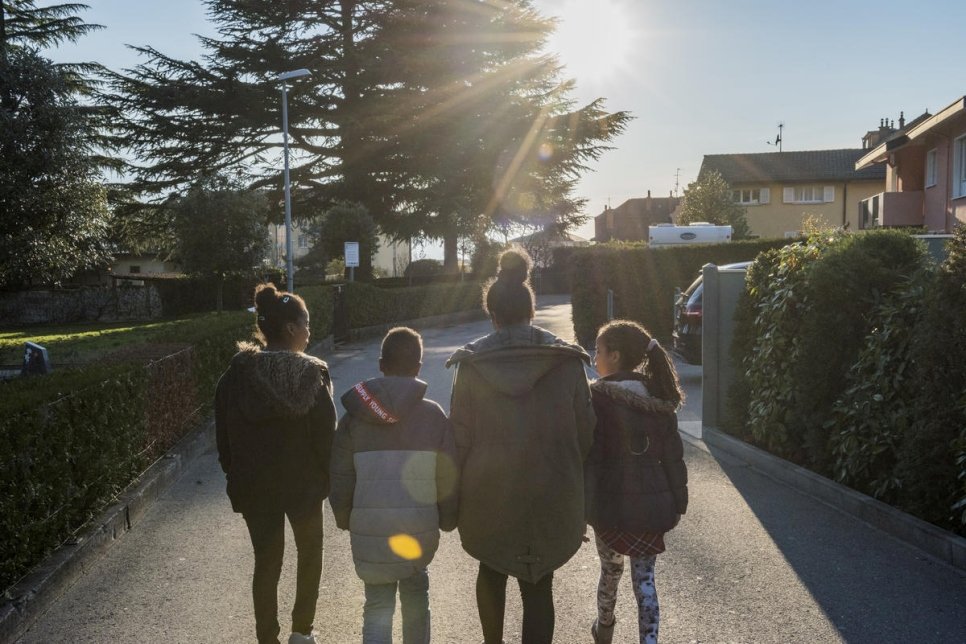 « Ils sont mes meilleurs amis. Je passe tout mon temps avec eux. » Winta, une mère érythréenne de 40 ans (deuxième à droite) traverse son village en Suisse avec trois de ses enfants (de gauche à droite) : Ksanet, 16 ans, Ermias, 13 ans, et Melat, 9 ans