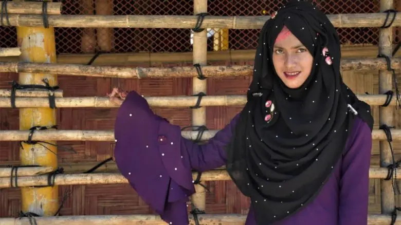 Nour Ayna, réfugiée rohingya, pose pour un portrait au camp de réfugiés de Kutupalong, au Bangladesh, où elle enseigne aux enfants