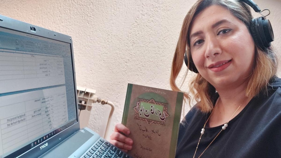 Afsaneh, une réfugiée originaire de l'Iran, organise des cours de farsi en ligne pour les étudiants de Serbie où elle vit actuellement