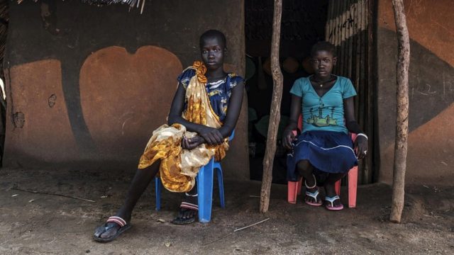 Nyamach Lul, 16 ans, (à gauche) et Nyakoang, 13 ans (à droite) devant leur abri au camp de réfugiés de Jewi en Éthiopie