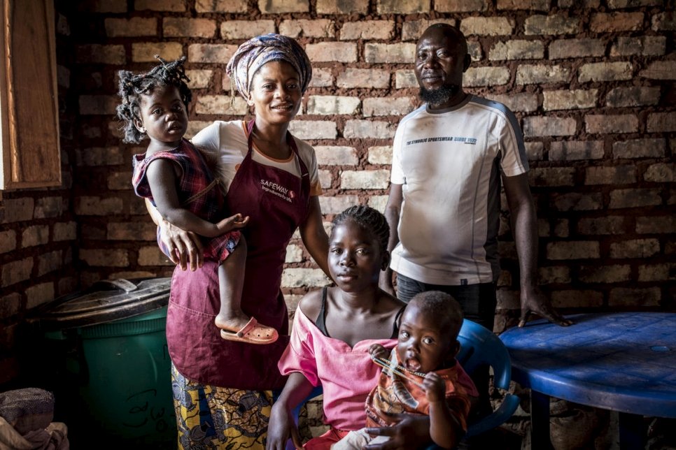 Une famille congolaise à Tshikapa dans la région du Kasaï, centre-sud de la République démocratique du Congo, en novembre 2019. La sécurité étant revenue dans leur région d’origine, la famille venait d’y rentrer depuis l’Angola