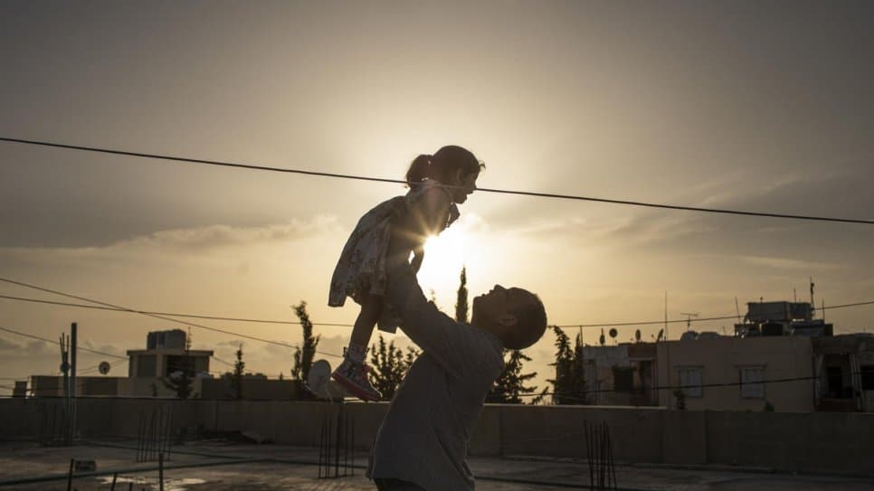 Mohammad, réfugié syrien, et sa fille Yasmine sur le toit de leur maison à Barja, Liban