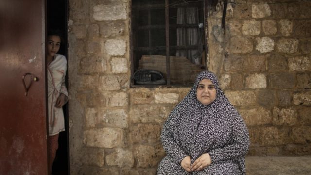 Le mari de Bodour ne Bodour al-Qader a fui Homs, en Syrie, en 2012, a épousé un Syrien et est la belle-mère de ses quatre enfants, dont Mahmdouha Rafik (à gauche). La famille, qui vit à Tripoli, au Liban, dépend de l'aide humanitaire en raison de la crise du Covid. actuellement pas trouver de travail, la famille dépend de l'aide humanitaire