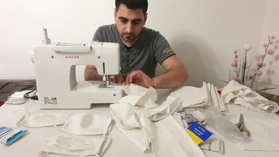 Rachid Ibrahim, un tailleur syrien qui vit maintenant à Seddiner See près de Potsdam en Allemagne, coud des masques pour soutenir sa communauté locale dans la lutte contre le coronavirus