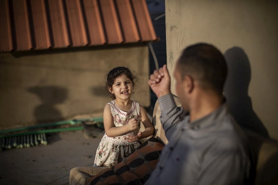 Le réfugié syrien Mouhamad, 37 ans, joue avec sa fille âgée de trois ans, Yasmine Al Sham, sur leur toit à Barja, au Liban