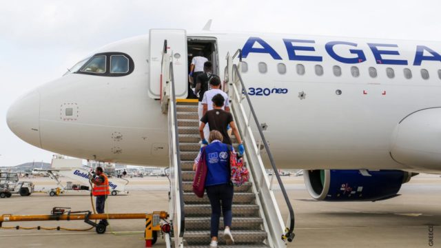 Un groupe d'enfants non accompagnés à l'aéroport Eleftherios Venizelos d'Athènes embarque sur un vol à destination du Portugal dans le cadre d'un programme de relocalisation mené par l'UE