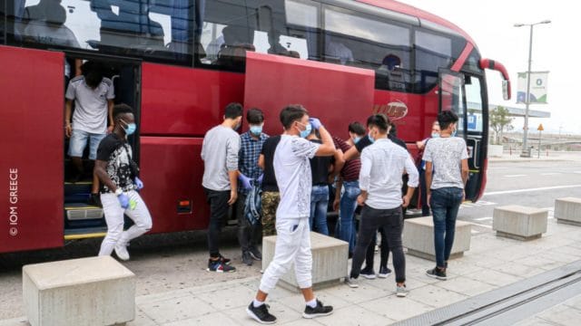 Un groupe d’enfants non accompagnés arrive à l’aéroport Eleftherios Venizelos d’Athènes pour leur vol vers Lisbonne, dans le cadre d’un programme de l’UE pour la relocalisation