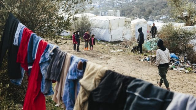 Un groupe de jeunes enfants jouent dans un camp de fortune adjacent au centre d’accueil et d’identification de Moria, sur l’île grecque de Lesbos