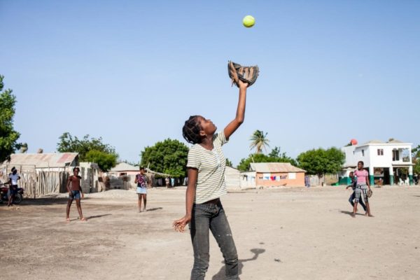 Des jeunes filles d’origine haïtienne jouent au baseball à Tamayo, en République dominicaine.
